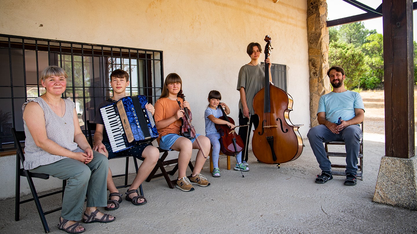 La familia Babotenko posa con sus instrumentos en el Monasterio de la Conversión en Sotillo de la Adrada