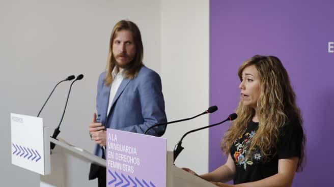 Los portavoces de Podemos, Pablo Fernández y María Teresa Pérez, en rueda de prensa.