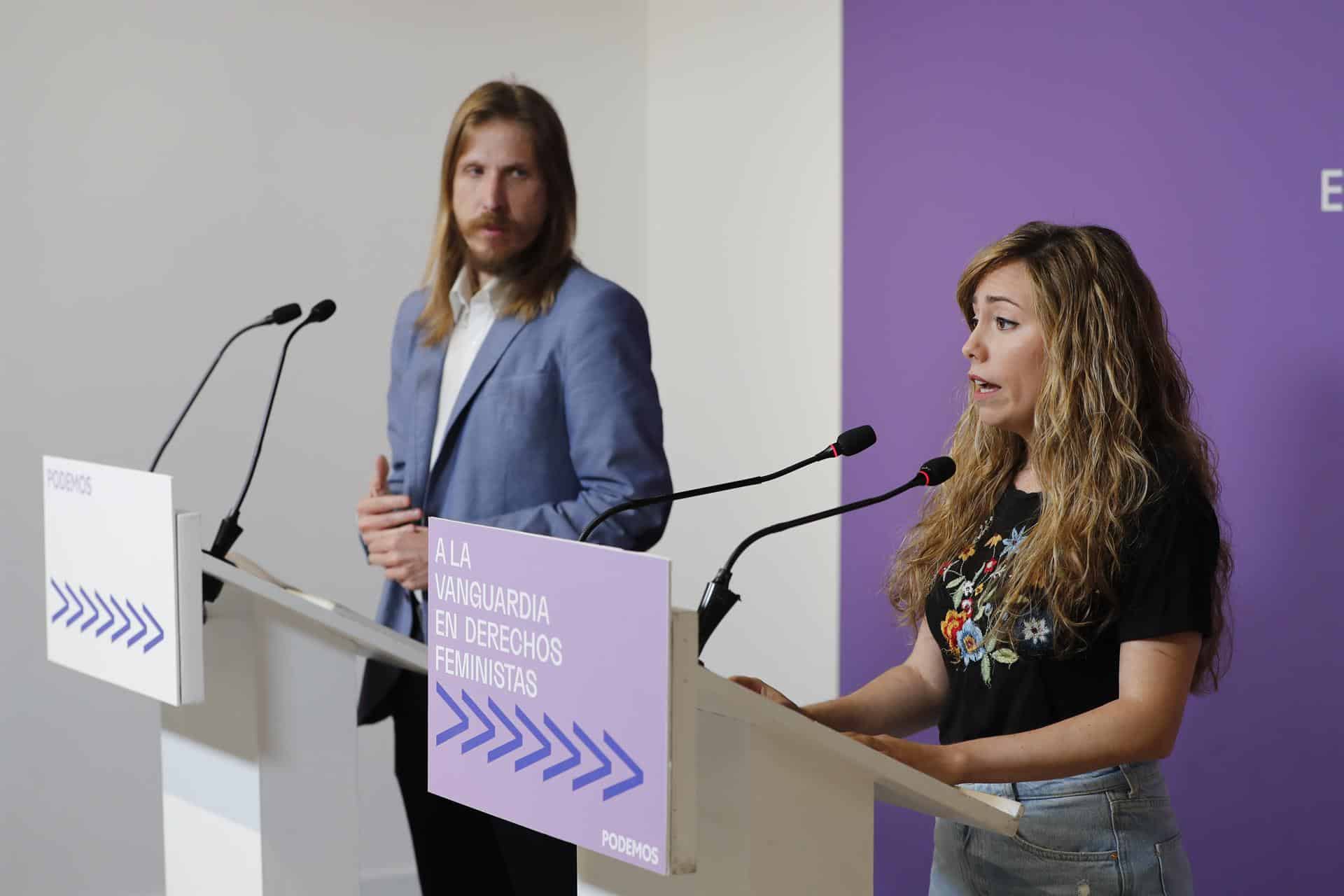 Los portavoces de Podemos, Pablo Fernández y María Teresa Pérez, en rueda de prensa.