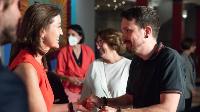 Pablo Iglesias saluda a la ministra Reyes Maroto durante un acto de la Cadena SER. Pablo Iglesias saluda a la ministra Reyes Maroto durante un acto de la Cadena SER.