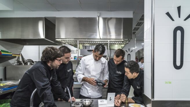 Paco Roncero, chef encargado del menú de la cena para los líderes que acuden a la cumbre de la OTAN en Madrid, cocinando con su equipo