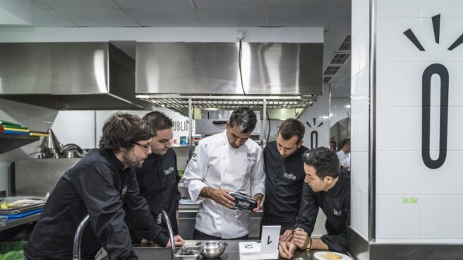 paco-roncero-y-su-equipo-en-la-cocina-del-restaurante-sublimotion Paco Roncero, chef encargado del menú de la cena para los líderes que acuden a la cumbre de la OTAN en Madrid, cocinando con su equipo