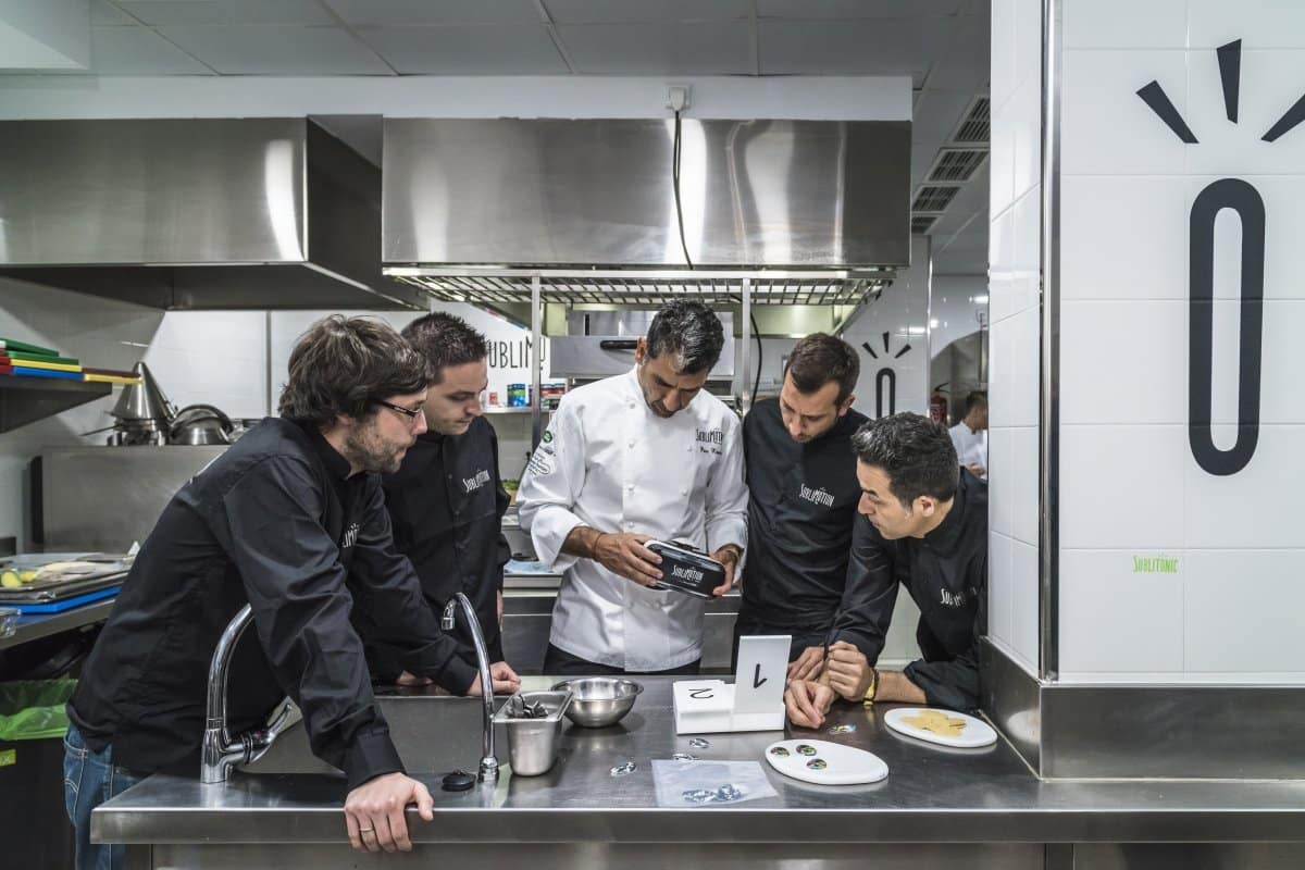 Paco Roncero, chef encargado del menú de la cena para los líderes que acuden a la cumbre de la OTAN en Madrid, cocinando con su equipo