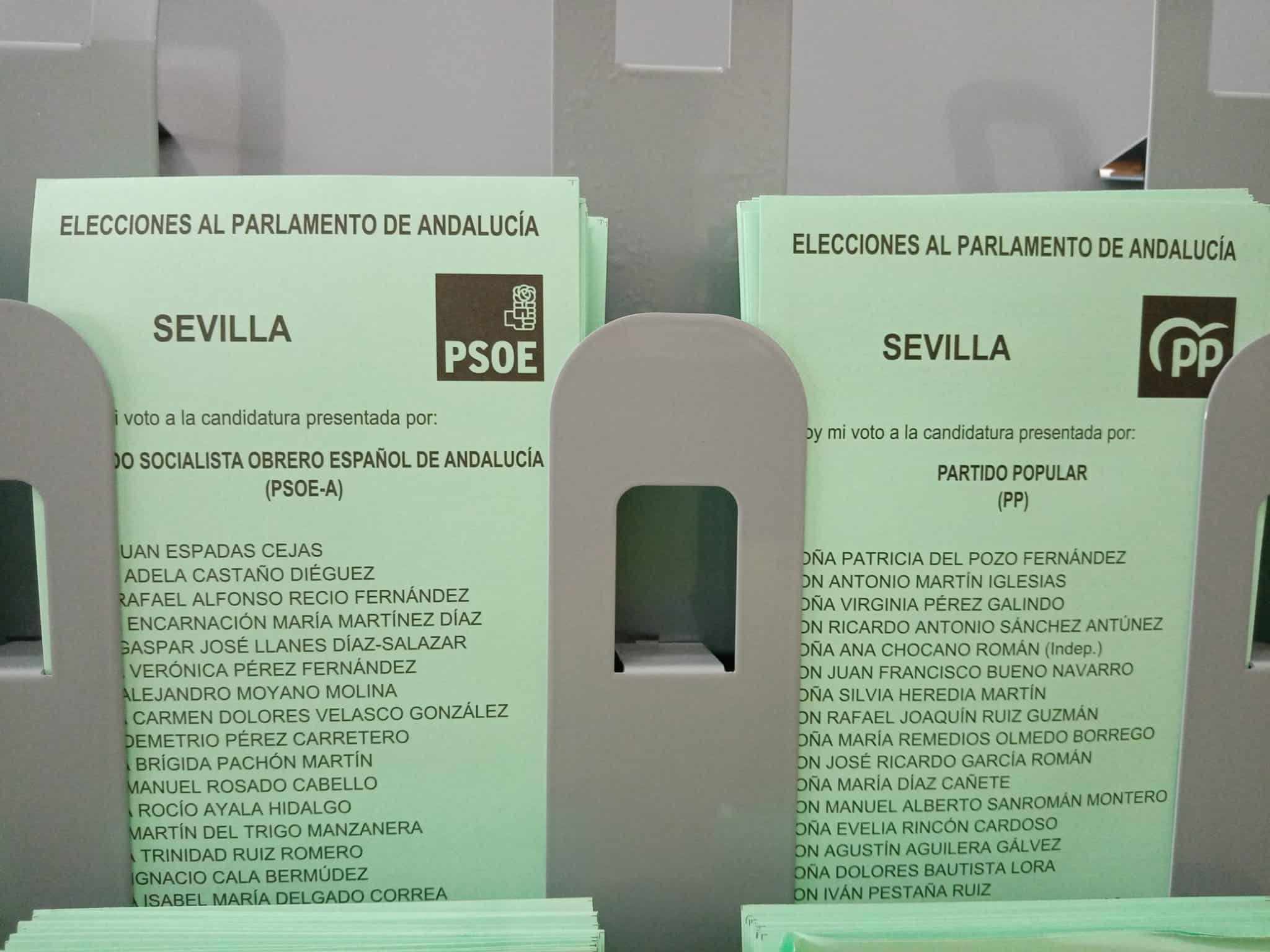 Papeletas del PSOE y PP para el 19-J, colocadas en el interior de una cabina a disposición de los electores.