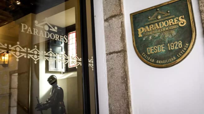 paradores-pagara-10680-euros-dia-mas-diciembre-subida-luz-gas Acceso al parador de turismo de Ávila, uno de los establecimientos que tiene la cadena en Castilla y León.