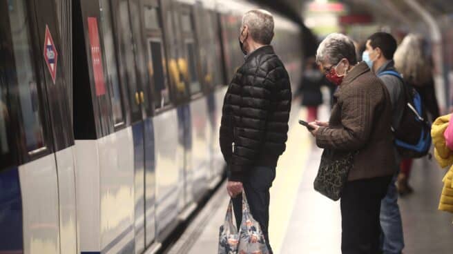 Ciudadanos esperando al metro de Madrid en 2022