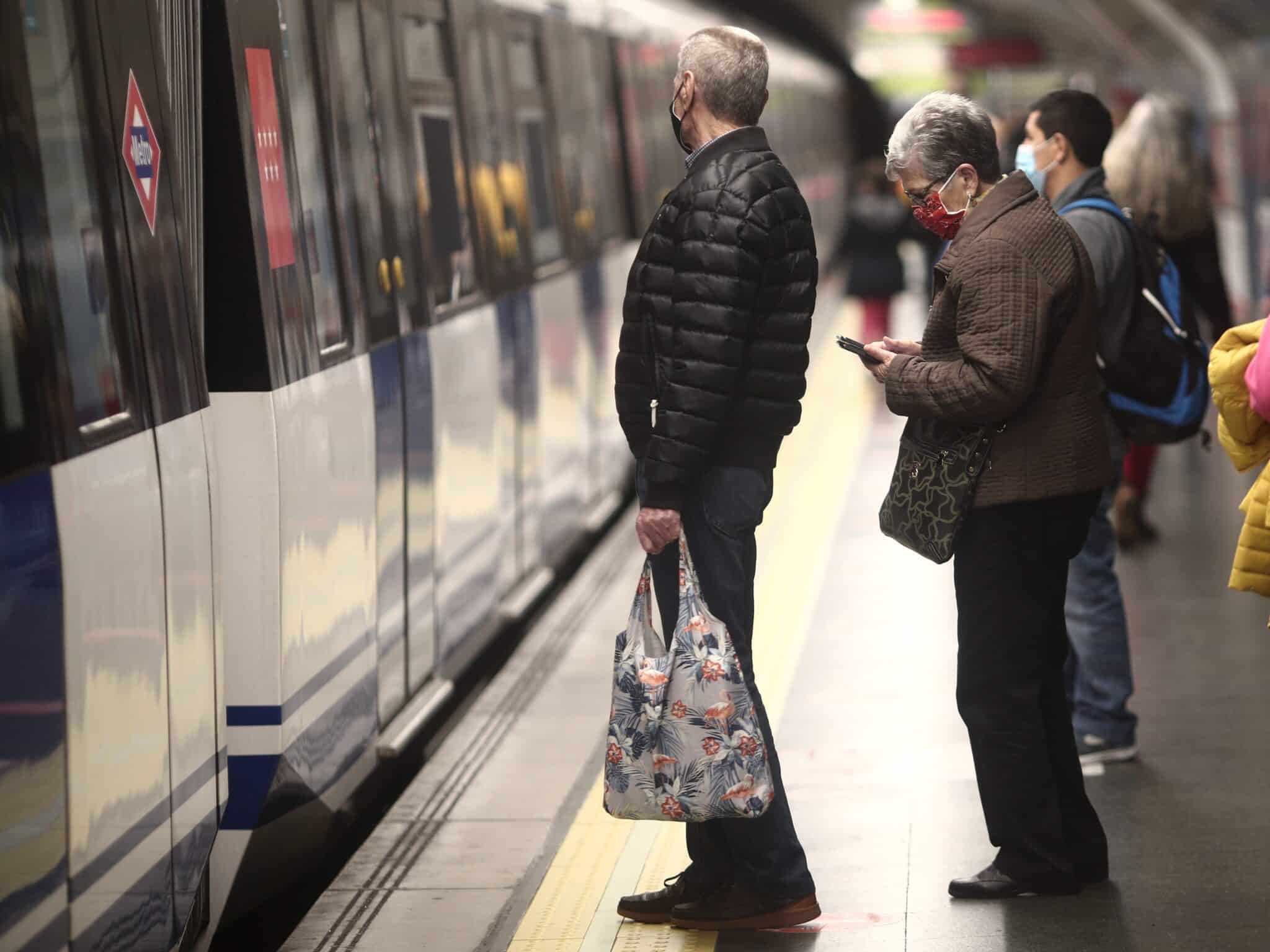Ciudadanos esperando al metro de Madrid en 2022