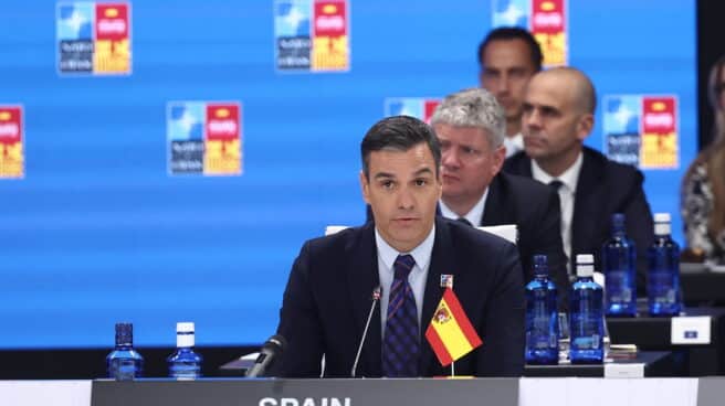 El presidente del Gobierno, Pedro Sánchez, con la bandera de España al revés durante la cumbre de la OTAN.