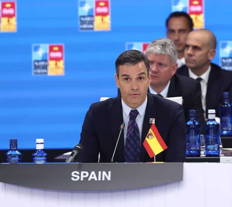 Un fallo de protocolo con la bandera marca el discurso de Sánchez en la cumbre de la OTAN