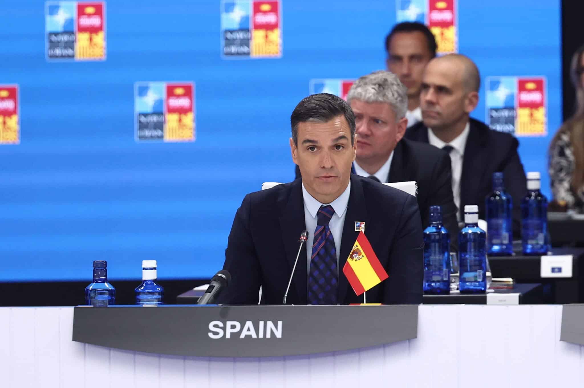 El presidente del Gobierno, Pedro Sánchez, con la bandera de España al revés durante la cumbre de la OTAN.