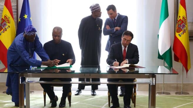 Las delegaciones de España y Nigeria firman una declaración este miércoles tras su reunión en Moncloa.