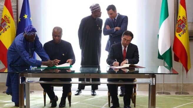 Las delegaciones de España y Nigeria firman una declaración este miércoles tras su reunión en Moncloa. Las delegaciones de España y Nigeria firman una declaración este miércoles tras su reunión en Moncloa.
