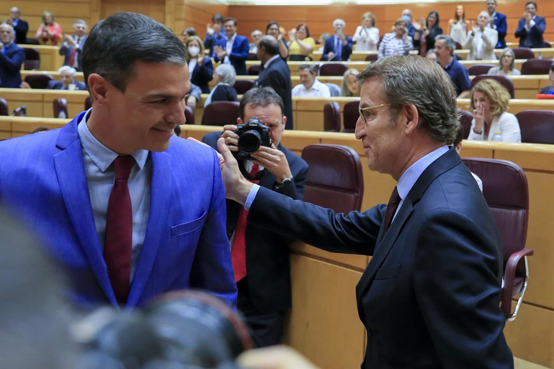 Pedro Sánchez y Alberto Núñez Feijóo, juntos en el Senado.