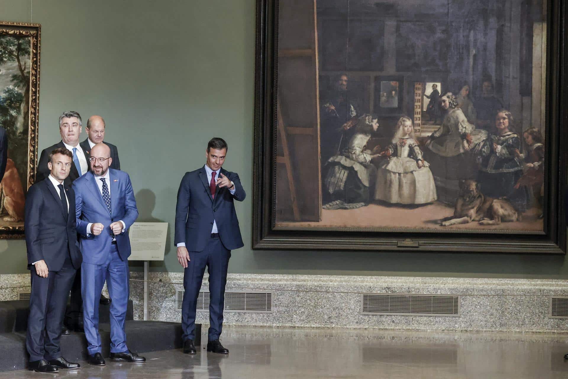 Pedro Sánchez, junto a Las Meninas durante la cena de la cumbre de la OTAN en el Museo del Prado.