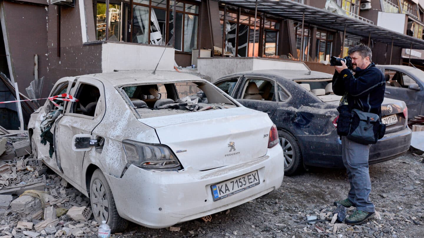 Un periodista saca una fotografía del bombardeo ruso a edificios residenciales de Kiev