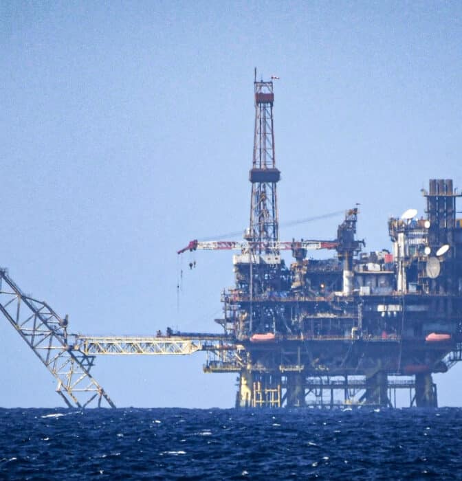 El petróleo se dispara a 113 dólares tras los ataques entre Israel [...]