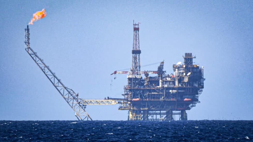 Una plataforma de gas y petróleo frente a la costa de Libia en el Mediterráneo