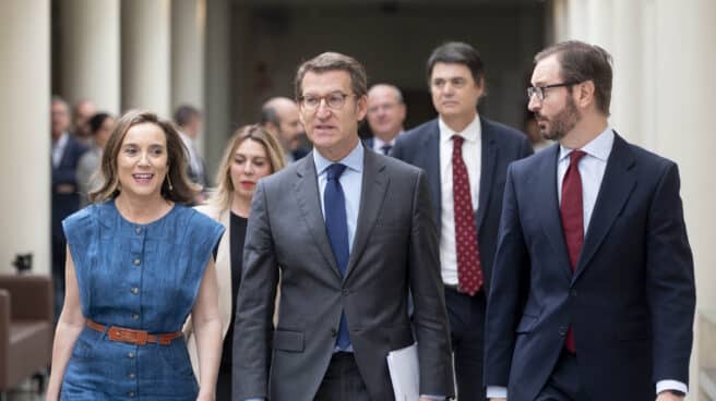 (I-D) La secretaria general del PP y portavoz del Grupo Parlamentario Popular en el Congreso, Cuca Gamarra; el presidente del PP, Alberto Núñez Feijóo; y el portavoz del Grupo Parlamentario Popular en el Senado, Javier Maroto (I-D) La secretaria general del PP y portavoz del Grupo Parlamentario Popular en el Congreso, Cuca Gamarra; el presidente del PP, Alberto Núñez Feijóo; y el portavoz del Grupo Parlamentario Popular en el Senado, Javier Maroto