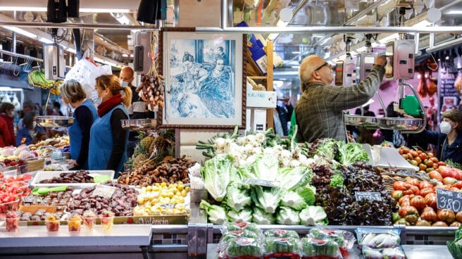 Puesto de frutas y verduras en el mercado central de Valencia