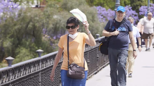 Una señora se protege del sol en Sevilla Una señora se protege del sol en Sevilla