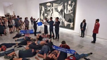 Activistas se tumban frente al Guernica en protesta por la cumbre de la OTAN