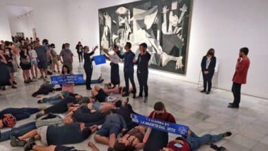 Activistas se tumban frente al Guernica en protesta por la cumbre de la OTAN