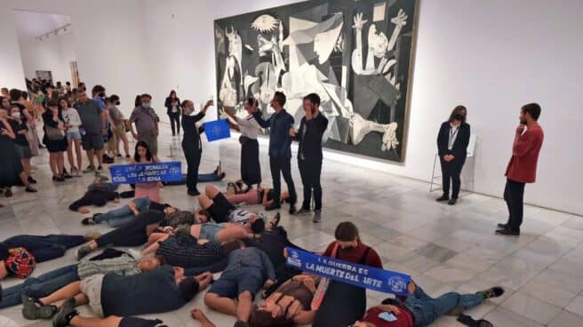 Activistas protestan diez minutos tumbados frente al 'Guernica' contra la cumbre de la OTAN