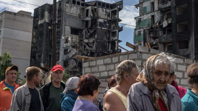 Los españoles creen que Ucrania ganará la guerra pero no recuperará los territorios ocupados Residentes de Borodyanka al lado de un edificio bombardeado esperan a recibir ayuda humanitaria