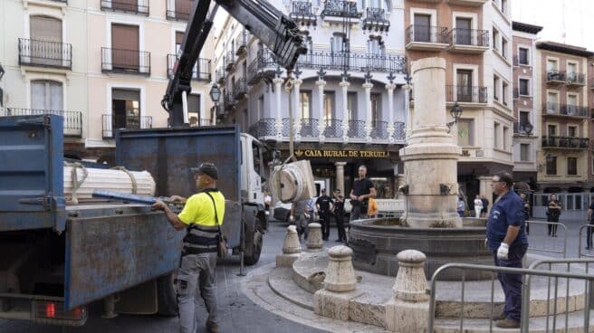 Operarios retiran los elementos dañados tras el derrumbe de la estatua del Torico de Teruel.