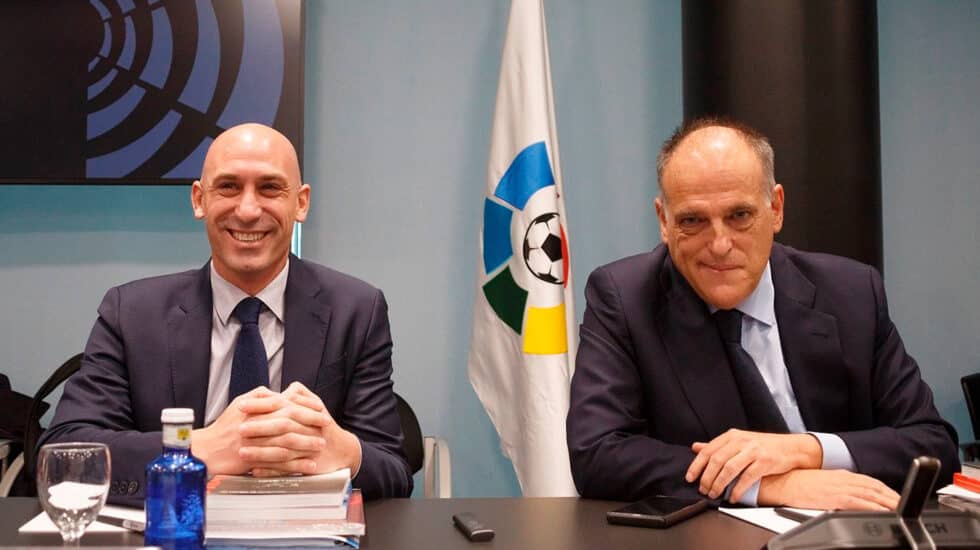 Luis Rubiales, presidente de Federación Española de Fútbol, y Javier Tebas, presidente de LaLiga, en una imagen de archivo
