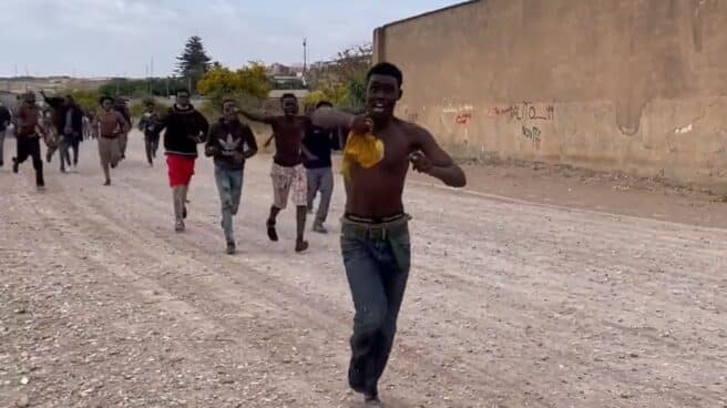 Grupo de inmigrantes tras lograr saltar la valla de Melilla, a 24 de junio de 2022 Grupo de inmigrantes tras lograr saltar la valla de Melilla, a 24 de junio de 2022
