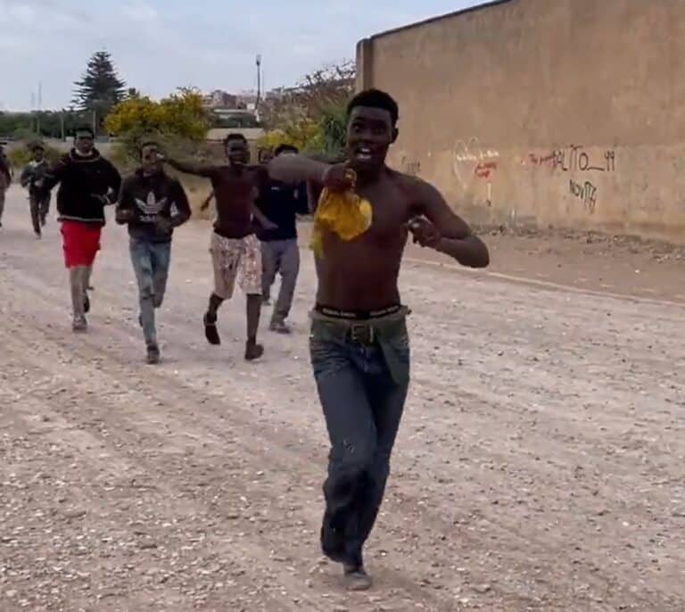 Ascienden a 23 los inmigrantes muertos tras el intento masivo de saltar la valla de Melilla