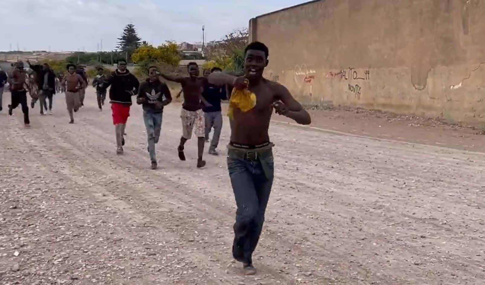 Grupo de inmigrantes tras lograr saltar la valla de Melilla, a 24 de junio de 2022