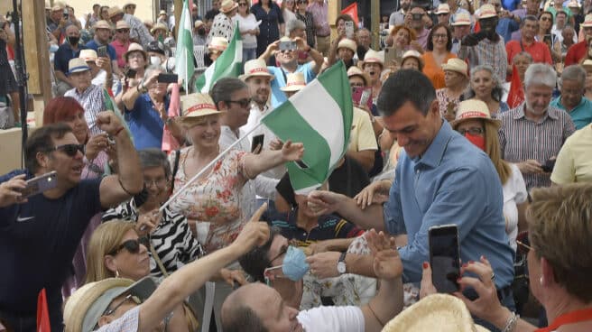 El presidente del Gobierno, Pedro Sánchez (d), a su llegada a un acto público junto a Juan Espadas dentro de la campaña electoral en Cuevas de Almanzora (Almería)