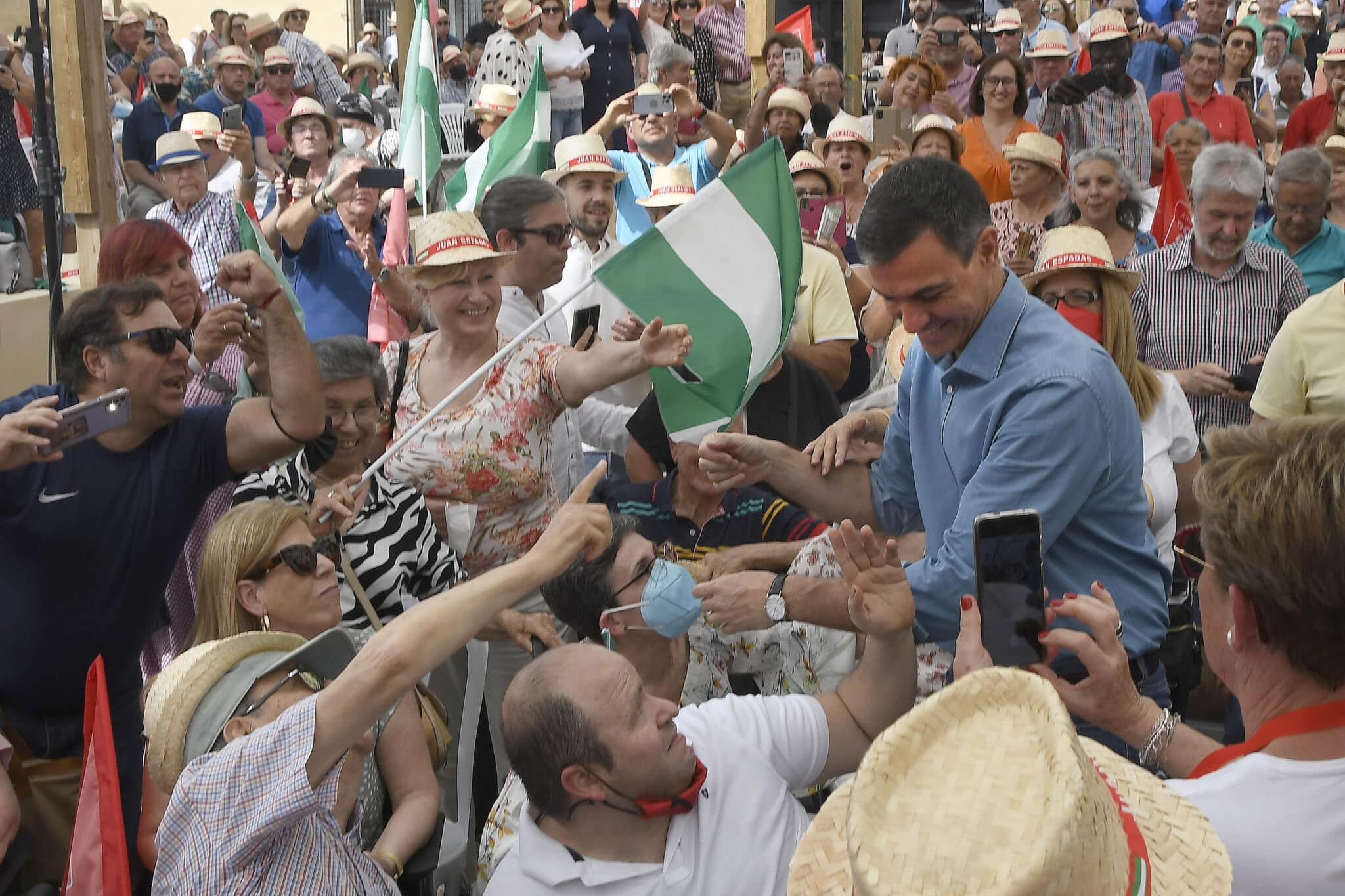 El presidente del Gobierno, Pedro Sánchez (d), a su llegada a un acto público junto a Juan Espadas dentro de la campaña electoral en Cuevas de Almanzora (Almería)