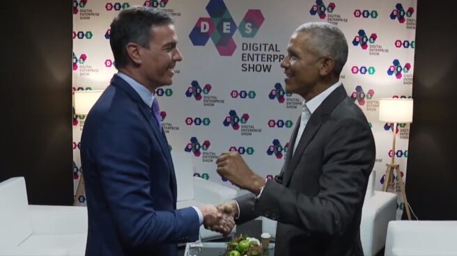 Pedro Sánchez y barack Obama, durante su charla improvisada en el DEC 2022 de Málaga Pedro Sánchez y Barack Obama se saludan en el DES 2022 de Málaga.