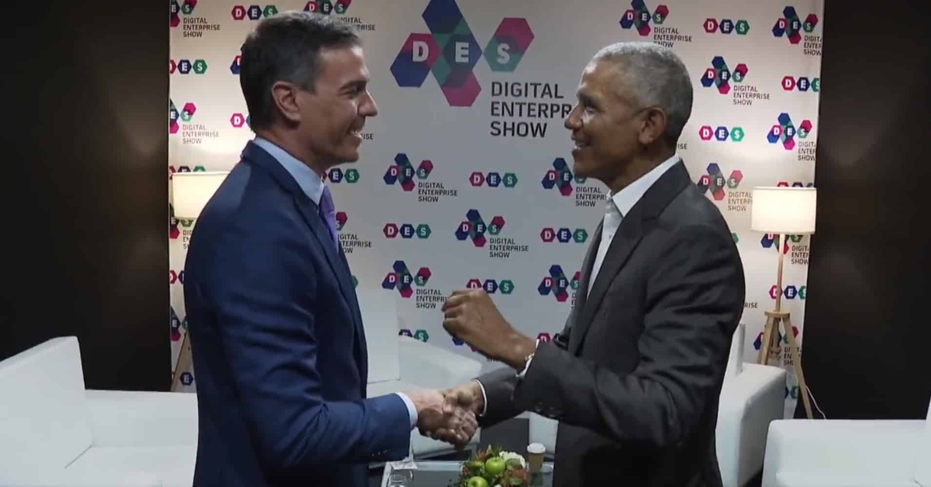 Pedro Sánchez y Barack Obama se saludan en el DES 2022 de Málaga.