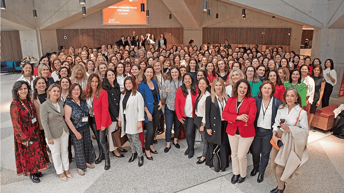 El talento femenino brilla en Londres de la mano del programa Santander Women 50. La capital británica acoge a 200 antiguas alumnas de este programa, reunidas para compartir puntos de vista e historias inspiradoras.