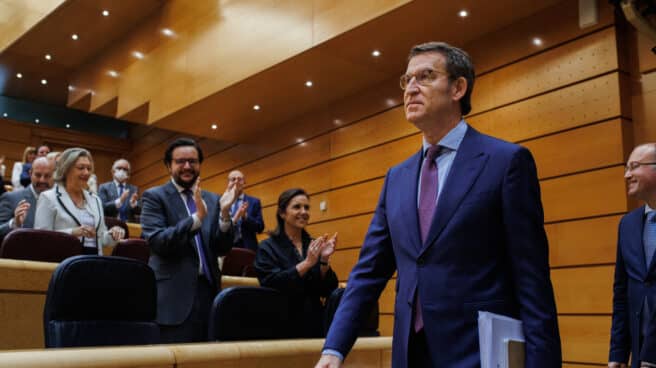 El presidente del PP, Alberto Núñez Feijóo, a su llegada al acto de toma posesión de su acta de senador.