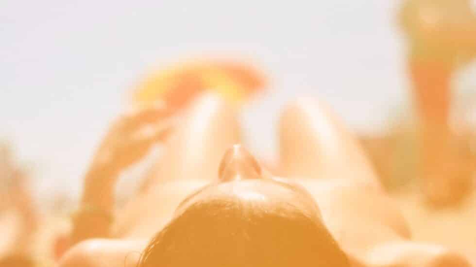 Tanorexia, mujer tomando el sol para ponerse morena de manera excesiva