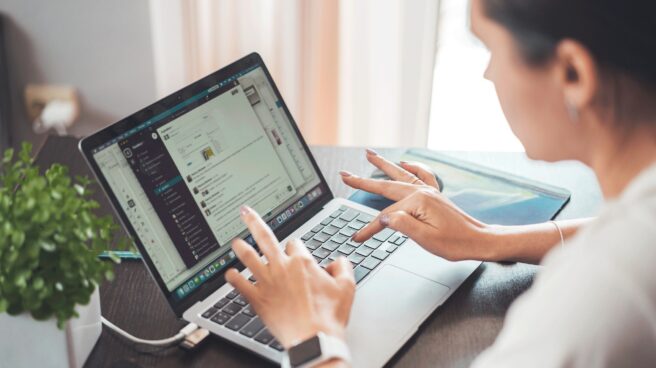 El teletrabajo, una realidad al alza en España Persona teletrabajando