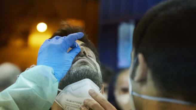 Primer ensayo de costaleros, con medidas Covid-19, en Sevilla Un sanitario realiza un test de antígenos en Sevilla