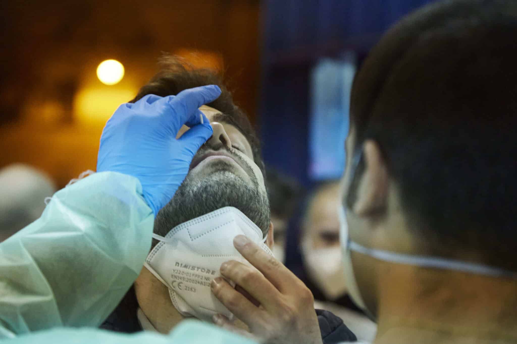Un sanitario realiza un test de antígenos en Sevilla