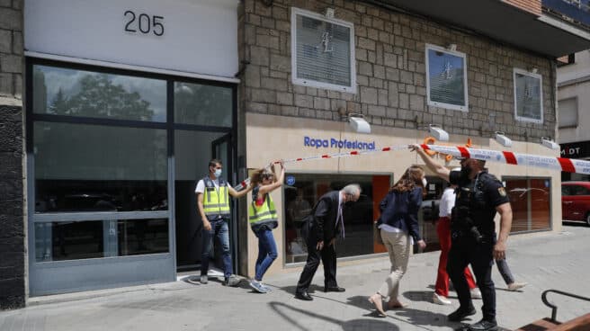 Agentes de la policía junto a la vivienda en el 205 de la calle Serrano de Madrid, donde han aparecido tres muertos por herida de bala.