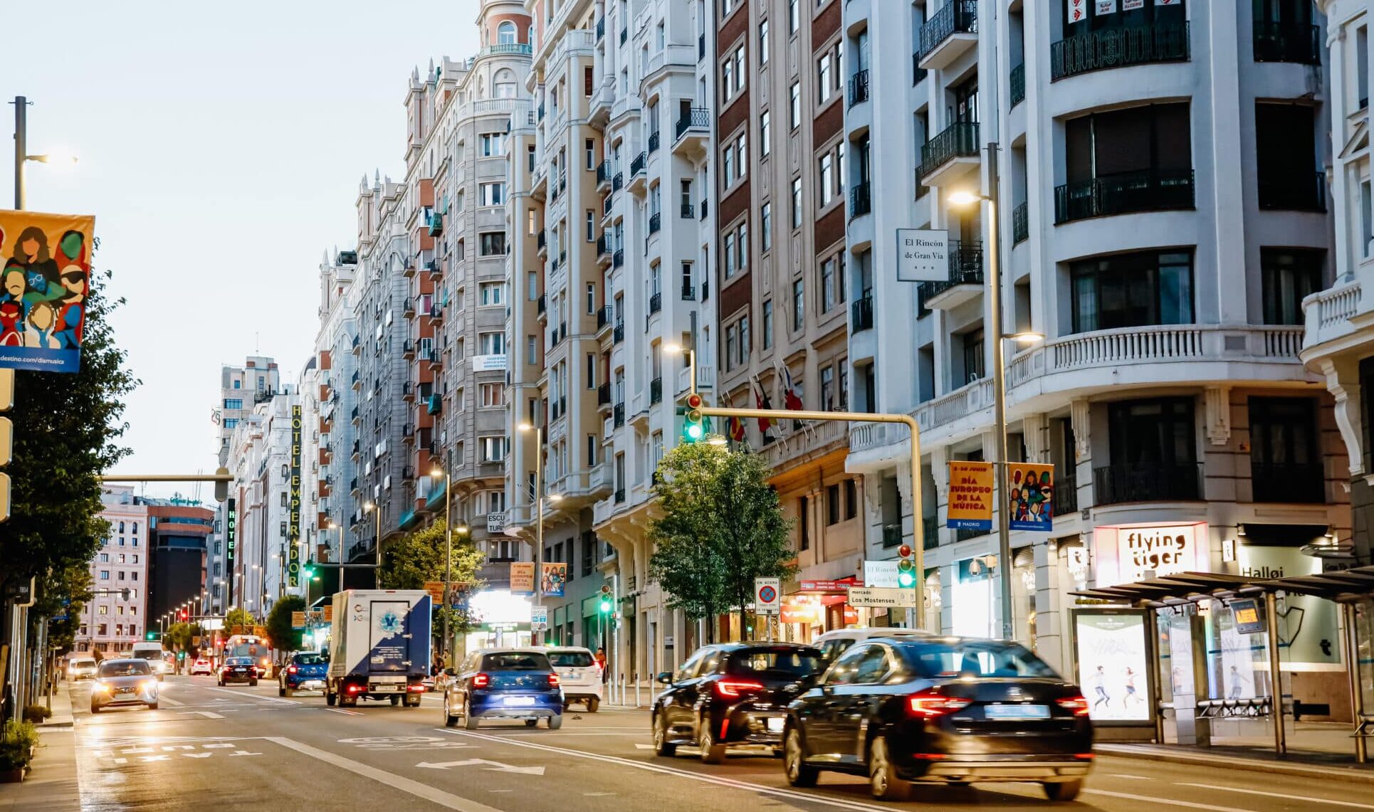 Coches circulan en Gran Vía (Madrid)