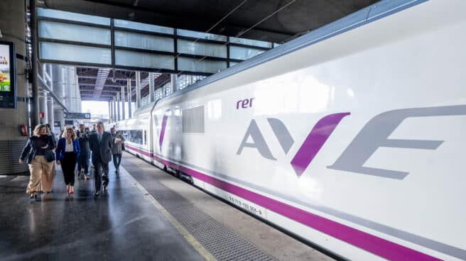 Un tren de AVE en Madrid Un tren de AVE en Madrid