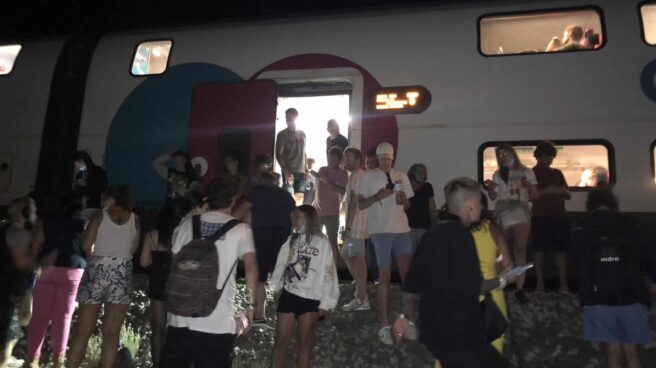 Pasajeros del tren Ouigo parados en el trayecto Barcelona-Madrid de madrugada