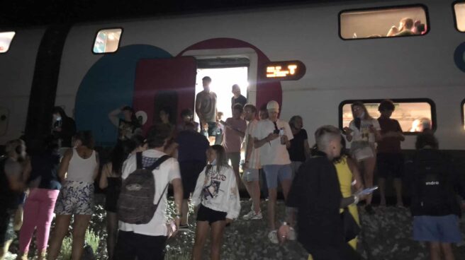 Pasajeros del tren Ouigo parados en el trayecto Barcelona-Madrid de madrugada Pasajeros del tren Ouigo parados en el trayecto Barcelona-Madrid de madrugada
