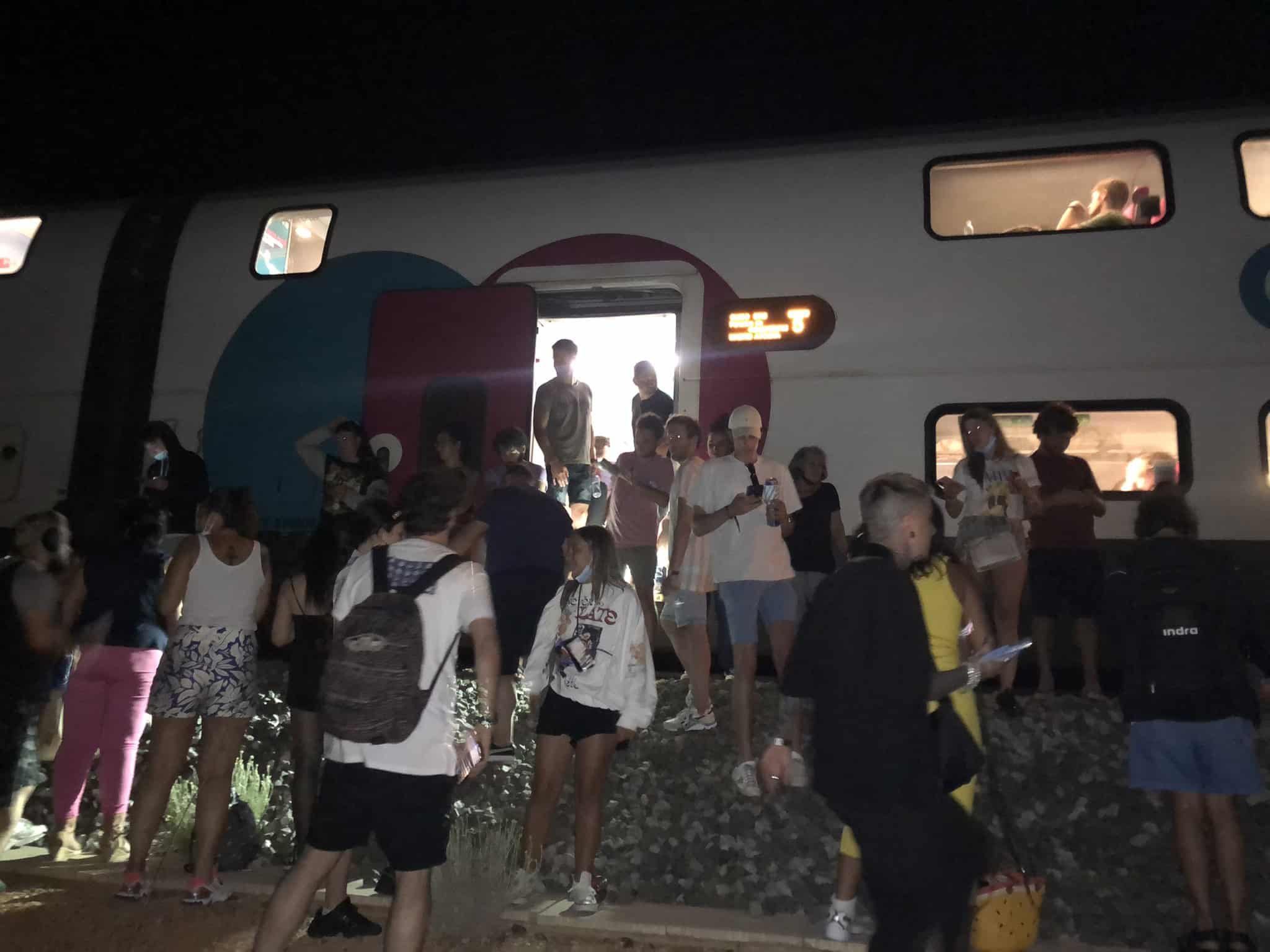 Pasajeros del tren Ouigo parados en el trayecto Barcelona-Madrid de madrugada
