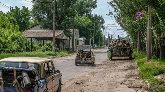 Soldados ucranianos se desplazan en coche y en tanque cerca de Severodonetsk Soldados ucranianos se desplazan en coche y en tanque cerca de Severodonetsk